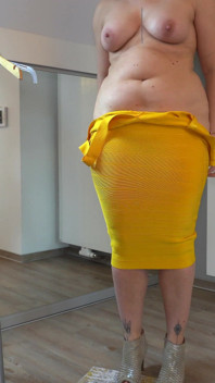 Doamnă cu forme care își pune rochiile strâmte bodycon pentru tine