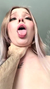 Hentikan melancap dan benarkan saya menghisap awak! - Creampie rakan sebilik yang bertetek besar