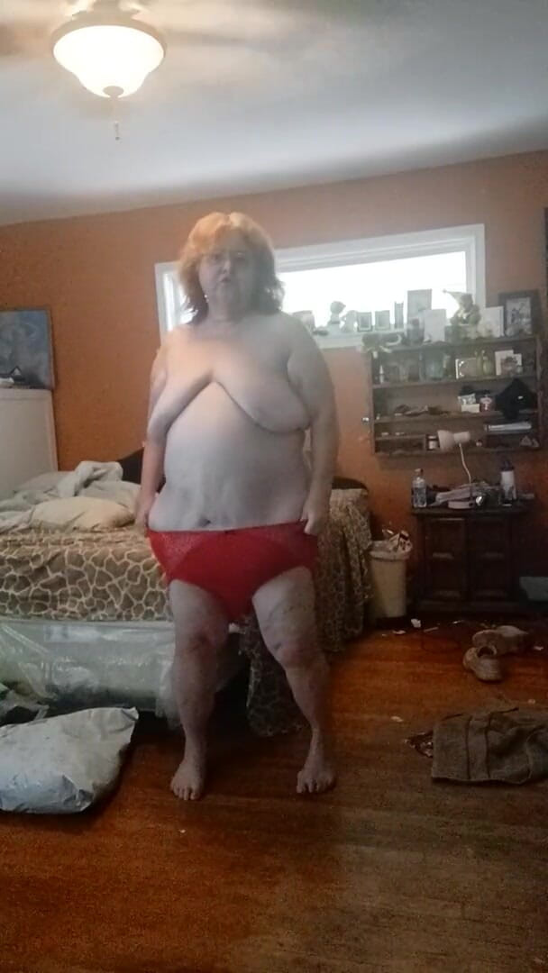 BBW nurse Vicki adventures with friends: Моделирую трусики, которые я продаю, часть 1, красные кружева, шелковистые