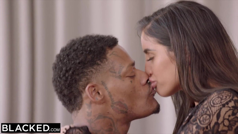 Blacked: Blacked Naomi Woods gaat vreemd met haar grote zwarte lul-fantasie
