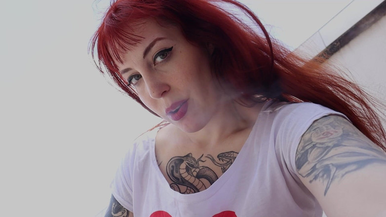Mel Fire: Mary Jane brudzi stopy popiołem papierosów