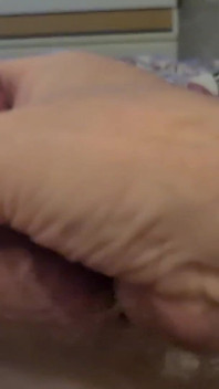 gay está deitado no o sofá brincando com seu pau grande e esperando meu buraco molhado