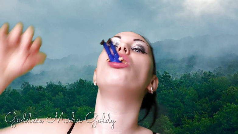 Goddess Misha Goldy: 我的嘴唇 - 对于娇小的人类来说，是一扇地狱的大门！吞噬恋物癖