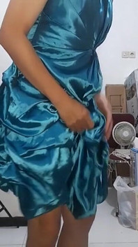 Sborrata di un travestito asiatico in raso lucido in abito ruffle
