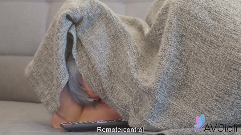 AV Jiali: Il padrone di casa guarda Lina masturbarsi e squirtare mentre...