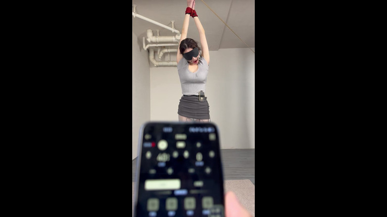 Yanmou: Ol, grosse serviette grise suspendue + choc électrique + flagellation