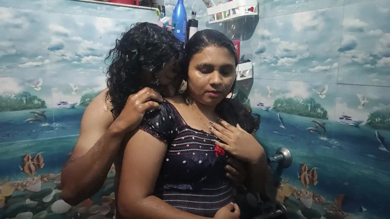 Vaishnavysharunraj: Malayali pareja en el baño caliente en romance con sexo...
