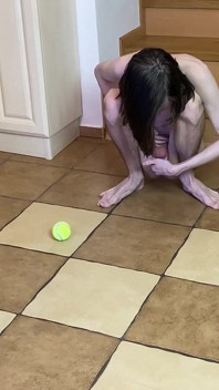Gek die zijn verdomde ballen in zijn kop schopt! Laten we hem een griesmeelpap in zijn kruis maken! - Dave Moon - Jennifer - Bbusting (ballbusting)