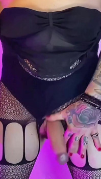 Chica trans Emma Ink se masturba con su gran polla