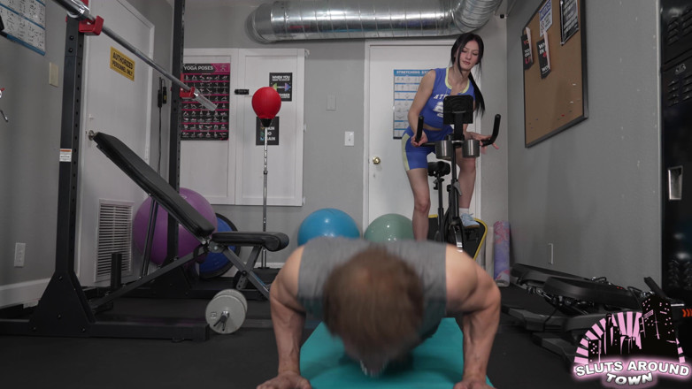 Sluts Around Town: Toned Babe Takes Messy Facial From Gym Hunk