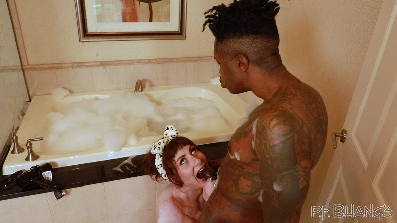 Melody Mynx: Küvet tarafındaki misafir hizmetleri havlu ve yarak teslimatı