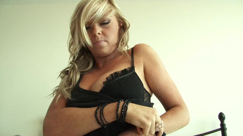 Tight little babes: La bella bionda con grandi tette si spoglia nuda e...