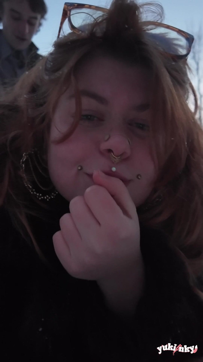 yukinky: Je Réchauffe Sa Queue Dans La Neige
