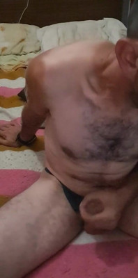 Chico en tenga mastubandose