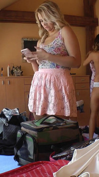 Hete sexy en geile universiteitsmeisjes mode lingerie passen verandert in pornocasting en geen slipje poesje Wedgies Twerk