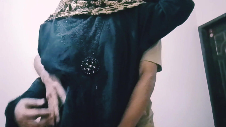 Aizzee: लंड की भूखी गोल-मटोल चोदने लायक मम्मी की युवा लड़के के साथ जोरदार चुदाई