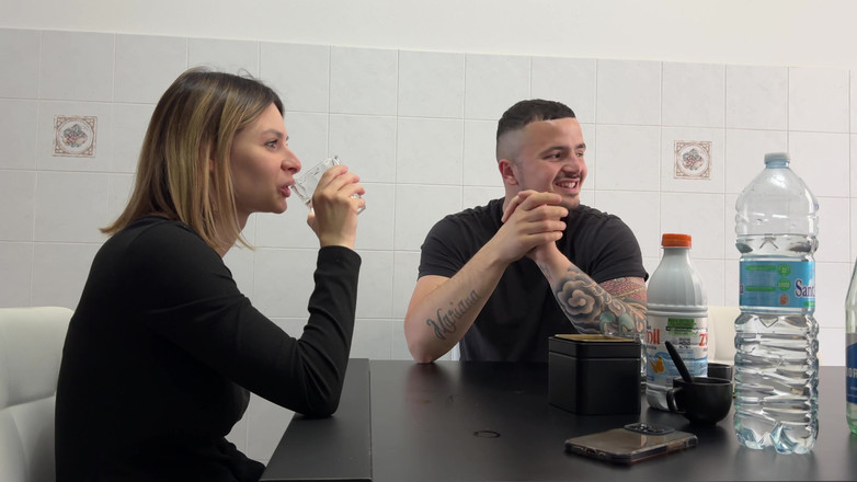 Tommy e Annika: Blonďatá nymfomanka nemá spropitné, které by dala kurýrovi, který jí...