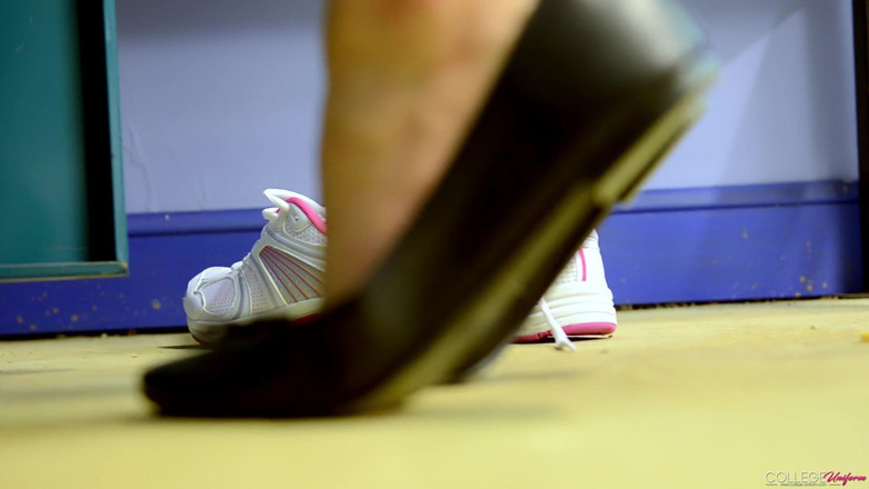 College Uniform: Provocante nello spogliatoio con tamsin k