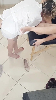 Seorang dokter yang melakukan ujian prostat akhirnya menempelkan strap-on di pantat pasien.