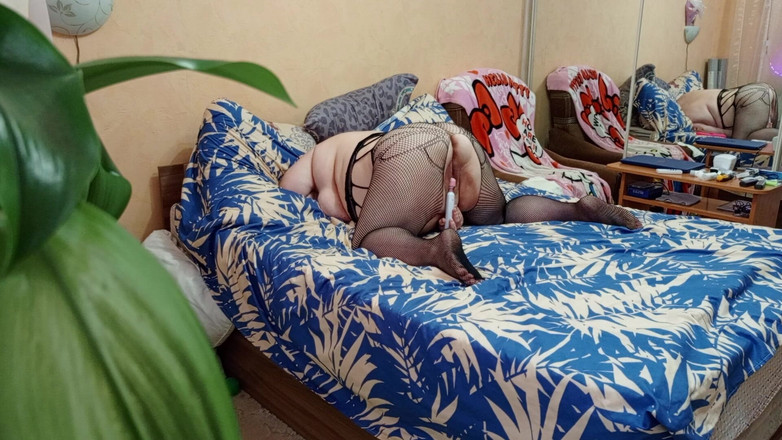 Zona901: Ibu mertua dengan pantat montok lagi asik masturbasi memeknya sampai...