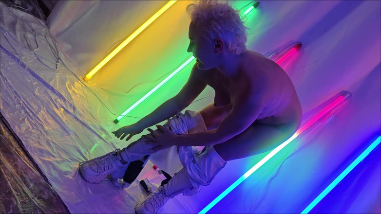 Flexble Hanna: Robot holka masturbuje a stříká z balonu