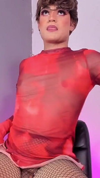 Ken Tanzt Sexy Für Dich in Rotem Kleid Und Wippt Mit Ihrem Hintern