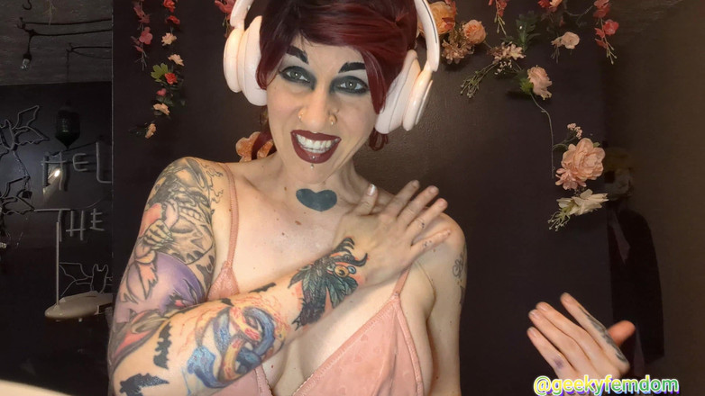 Geeky Femdom: Геймерша-фута