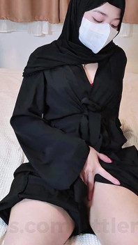 Una traviesa chica hijab malasia haciendo porno mostrando su culo en Abaya