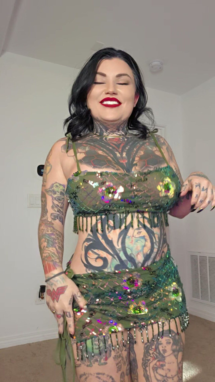 Ventressink: Rave Girl Strip Tease