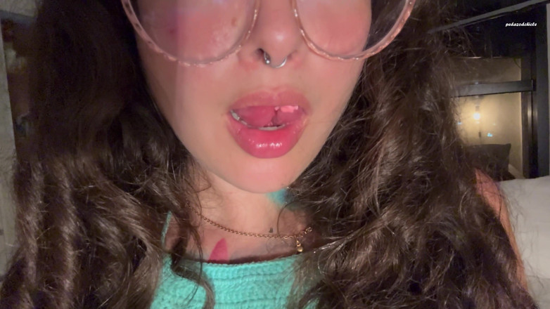 Pedazodchicle: La gigantessa decide di giocare con il piccolo tra la...