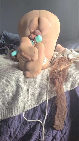 Nyronic: Cum hands-free tied pantyhose foot fetish