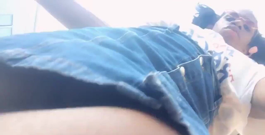 AJ180: Zaterdag wandeling. Deze man met fijne kont in zijn auto...