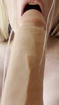 Blonďatá MILF velké naolejované kozy bradavky Hra nedbalý dildo kouření a sperma v ústech
