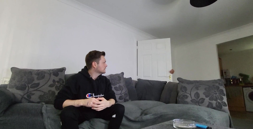 Twotwinkhusbands: Pojkar som fastnar och röker blir böjda över knäet