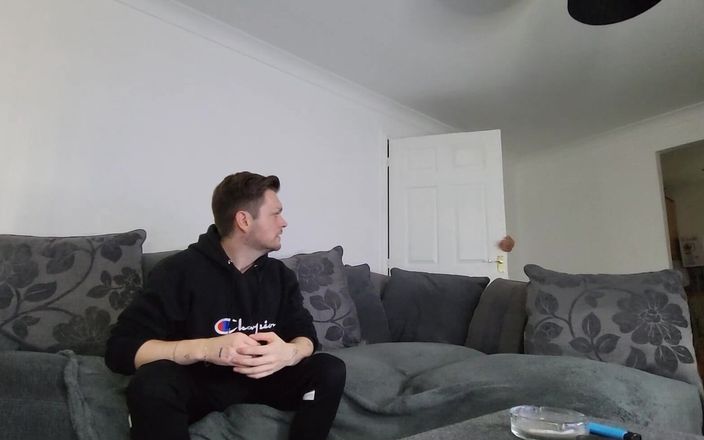 Twotwinkhusbands: Пареньки, которых застукали за курением, наклоняется через колено
