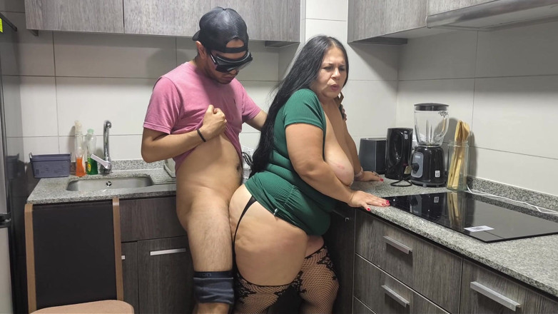 Riderqueen: Videoclip pentru fani, mama vitregă și bucătăria ei fierbinte.