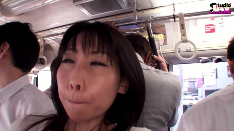 Studio JAV Launcher: Tensión en el autobús lleno, la joven esposa se queda...
