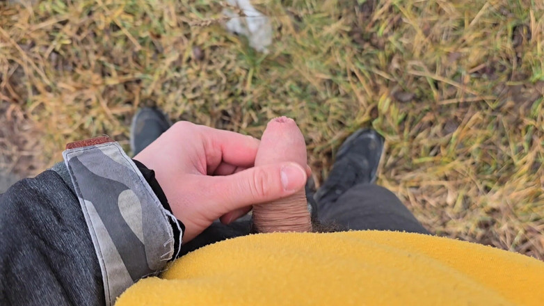 Alpha pee king: Biraz riskli işiyor - bakış açısı doğa yürüyüşü sırasında açık havada...