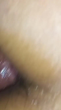 Jag lägger hela penis i Bhabhis tajta röv, Bhabhi är förtjust i att ha sex i doggy style på natten, helt kul ensam