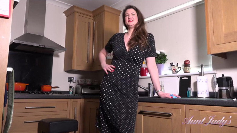 Aunt Judy's: AuntJudys - Tall 35yo Stepauntie Felicity gives you JOI in the kitchen