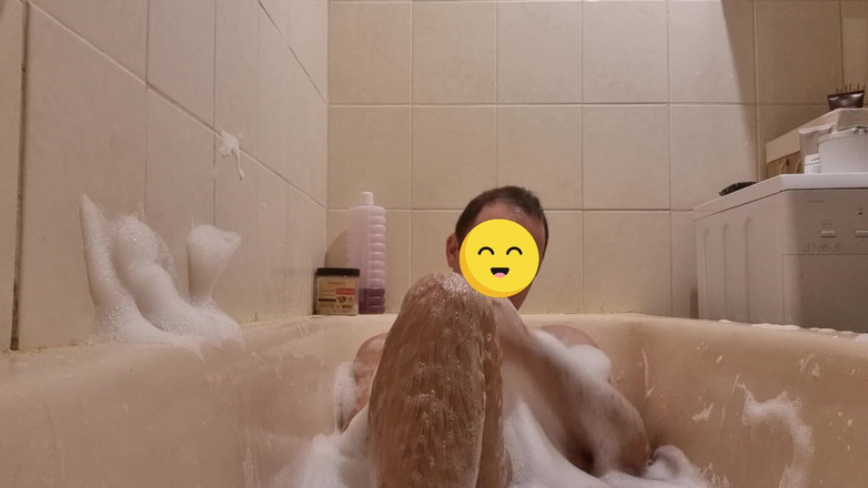 ShyCummerBoy: Drażni mojego penisa w kąpieli z pianki