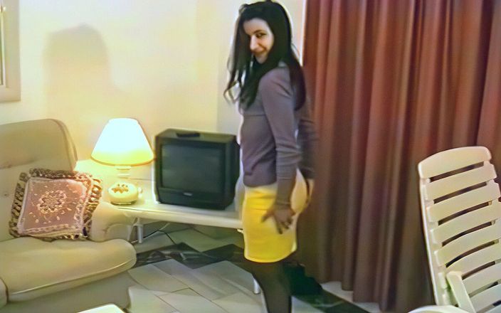 Real Sex Pass: Peluda esposa prússia faz sexo no sofá com um cara...