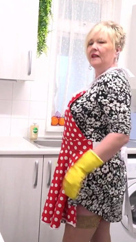 Auntjudys - knullar din bystiga mogna fru Chantelle Blue i köket (pov)