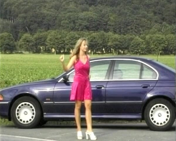 German Threesome: Autostopista germană agățată a fost penetrată dublu
