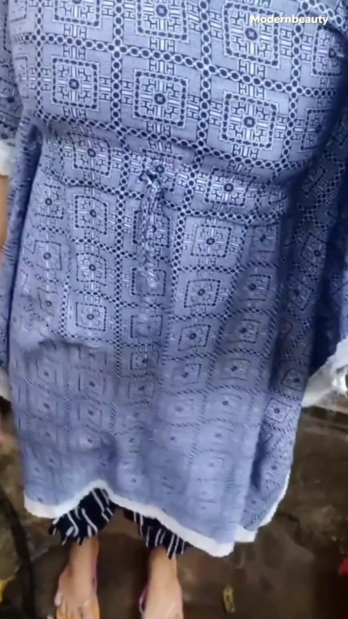 ModernBeauty: India se depila el coño a la hora del baño...