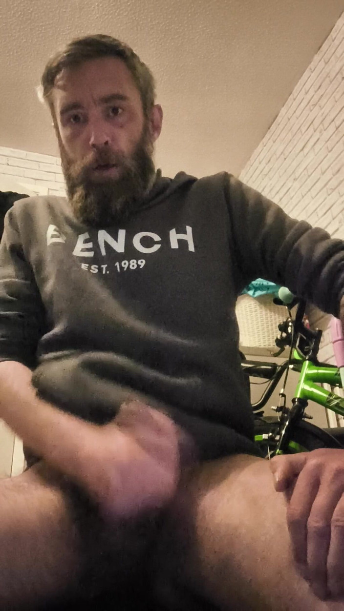 Smoking stoker: Je masturbe ma grosse bite bien dure et je fume