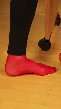 Peeptoe bungelend in rode netkousen en zwarte legging