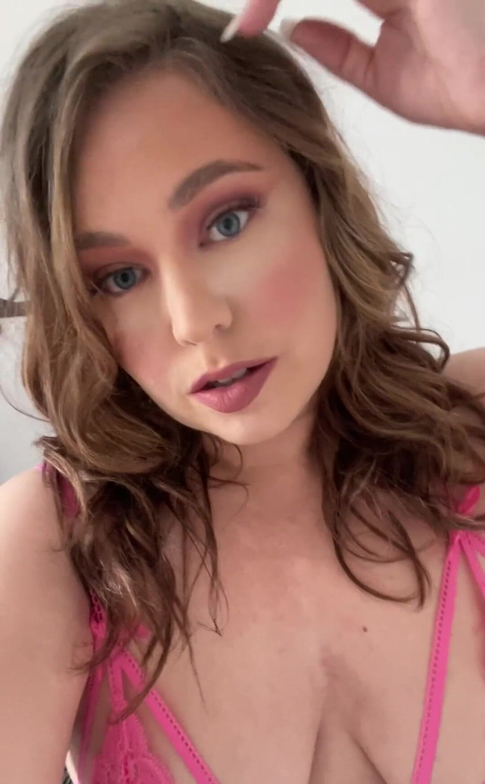 KinkyKatie: Съемка видео и фотографий превращает меня! Я так взволнован думая о твоем члене становится жестко наблюдая за мной