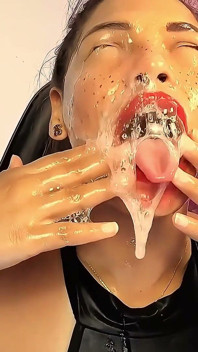 Reina De Las Burbujas De Saliva