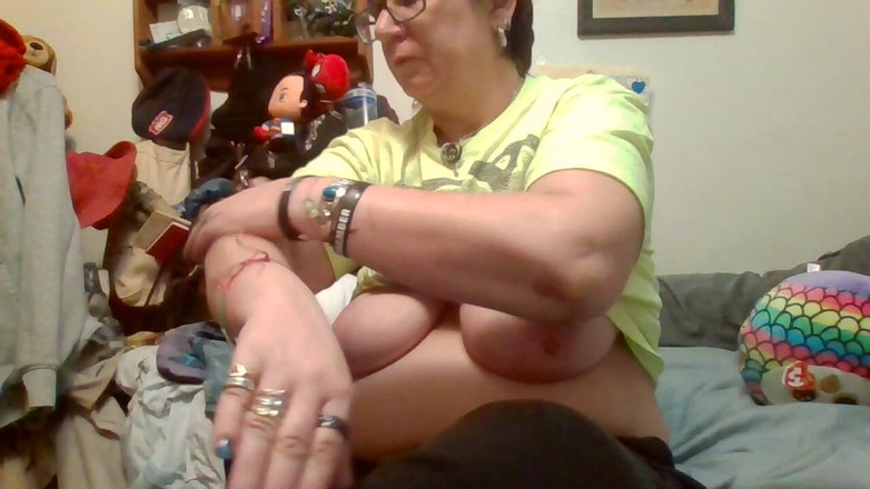 krazykristin: Óleo de peitos grandes mostra buceta com os dedos